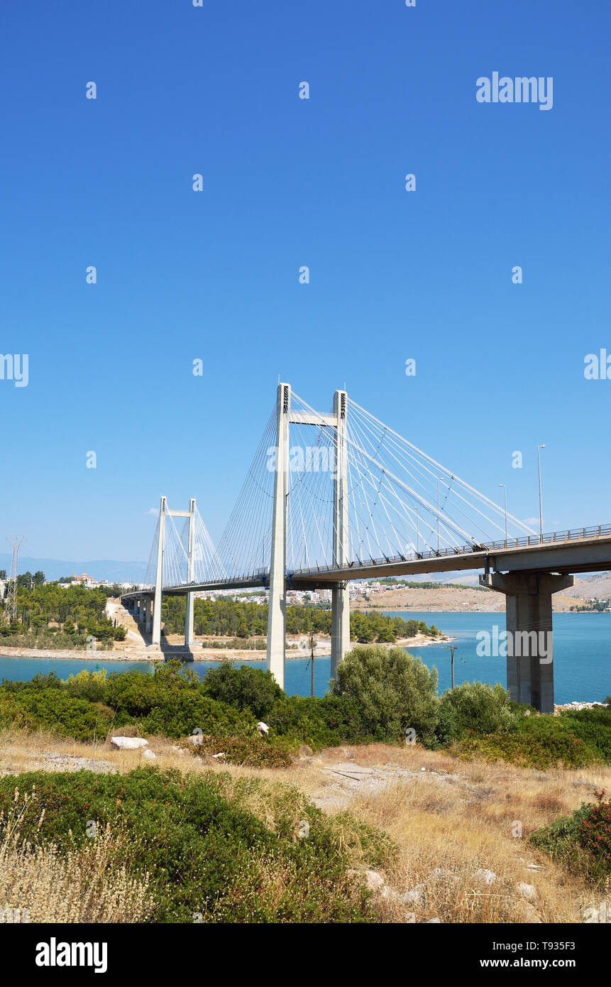 Chalcis' Puente , el puente que conecta la isla de Evia con la parte continental de Grecia. Foto de stock