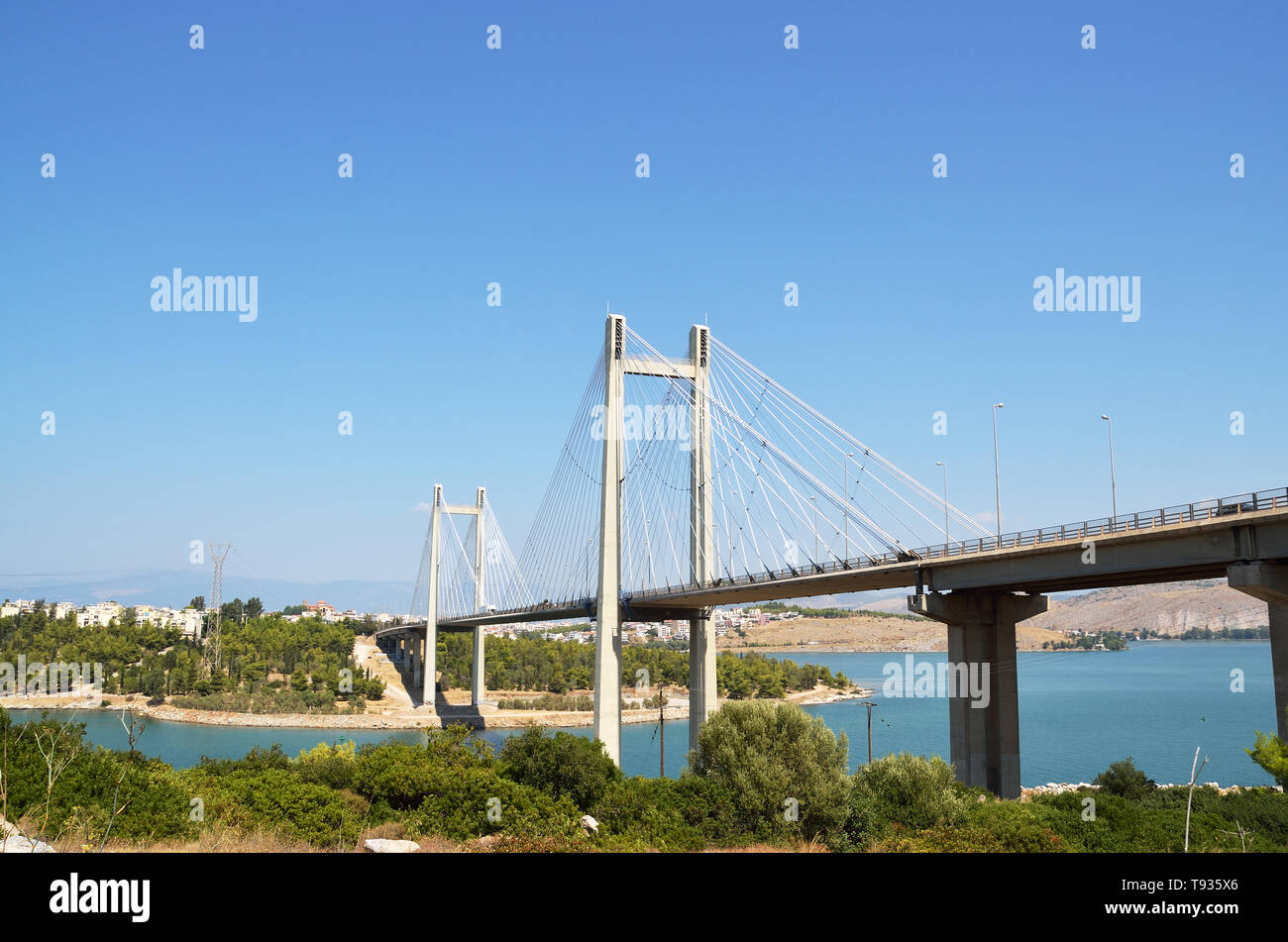 Chalcis' Puente , el puente que conecta la isla de Evia con la parte continental de Grecia. Foto de stock