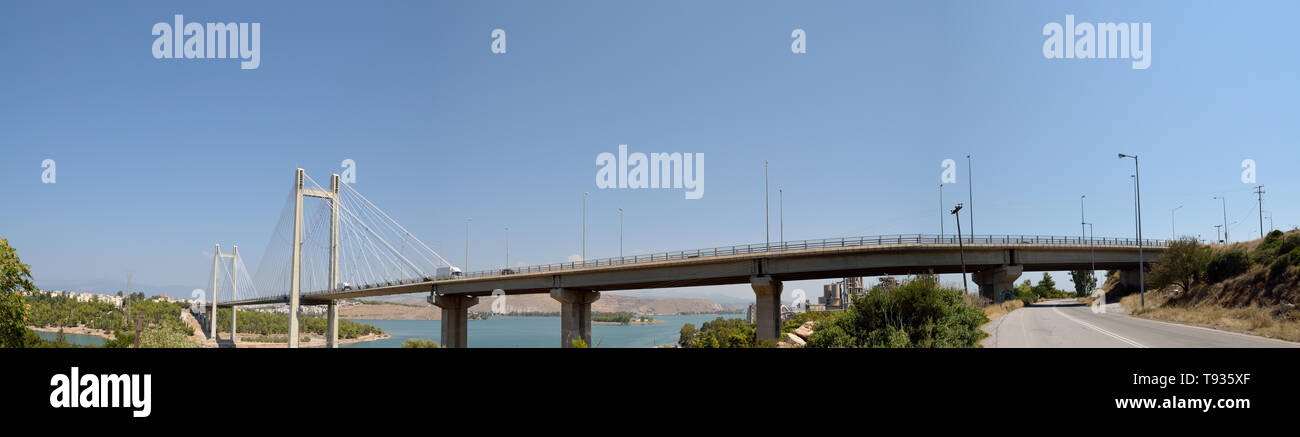 Vista panorámica de Chalcis' Puente , el puente que conecta la isla de Eubea con la parte continental de Grecia. Foto de stock