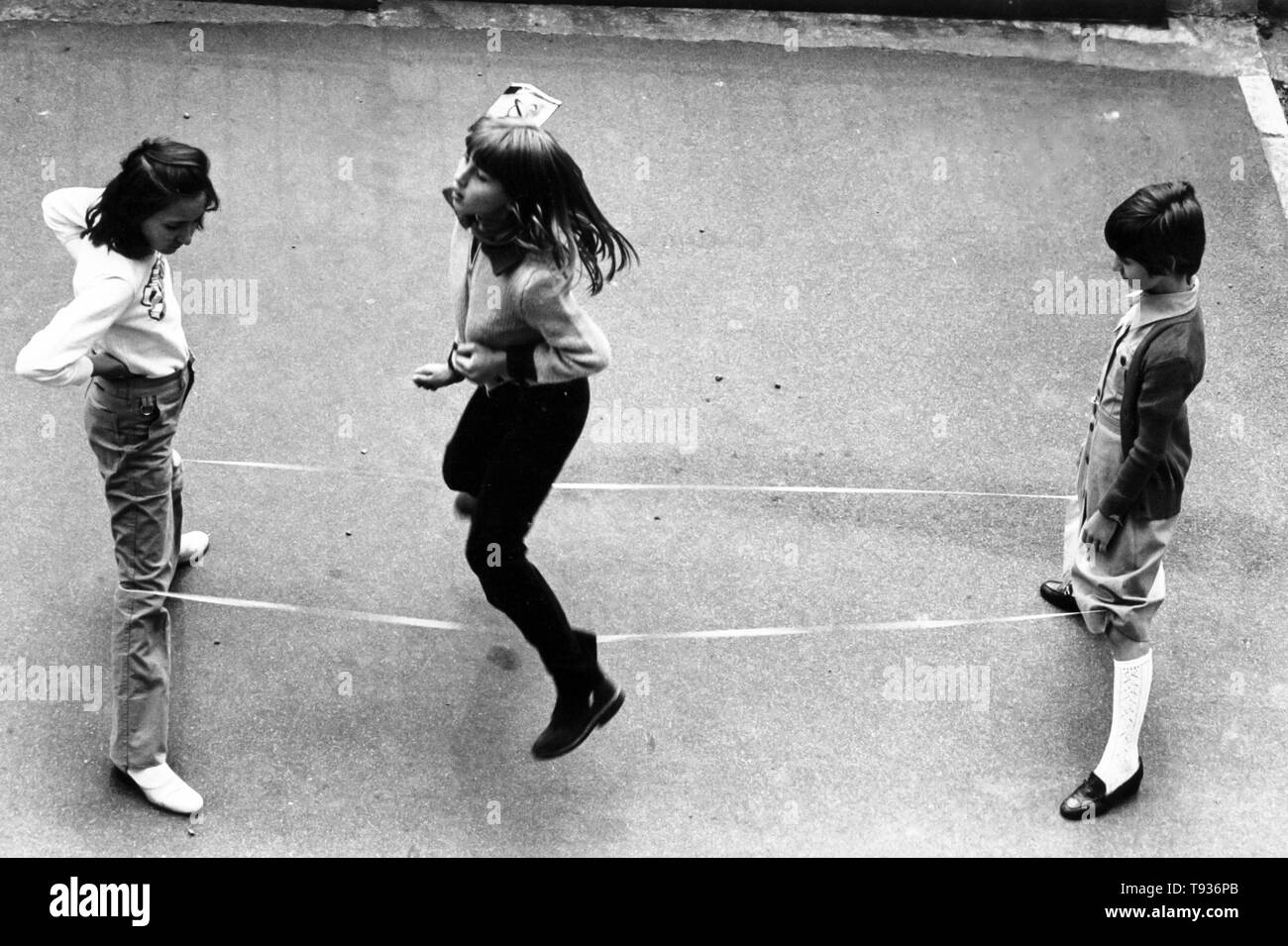 Niños jugando juegos juego ELÁSTICO, 70s Fotografía de stock - Alamy