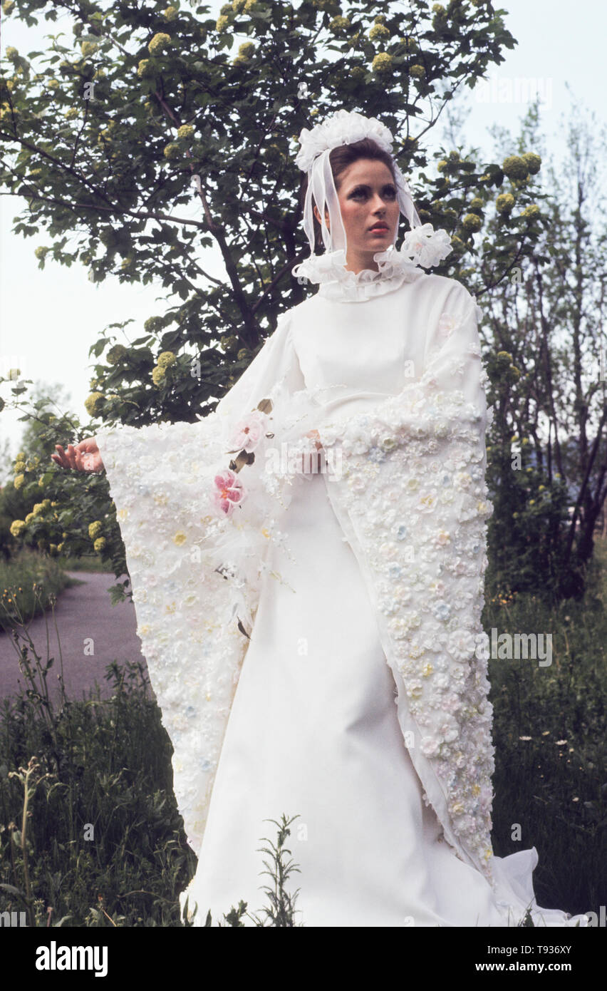Vestido de los 70 fotografías e imágenes de alta resolución - Alamy Vestido de los 70 fotografías e imágenes de alta resolución - Alamy