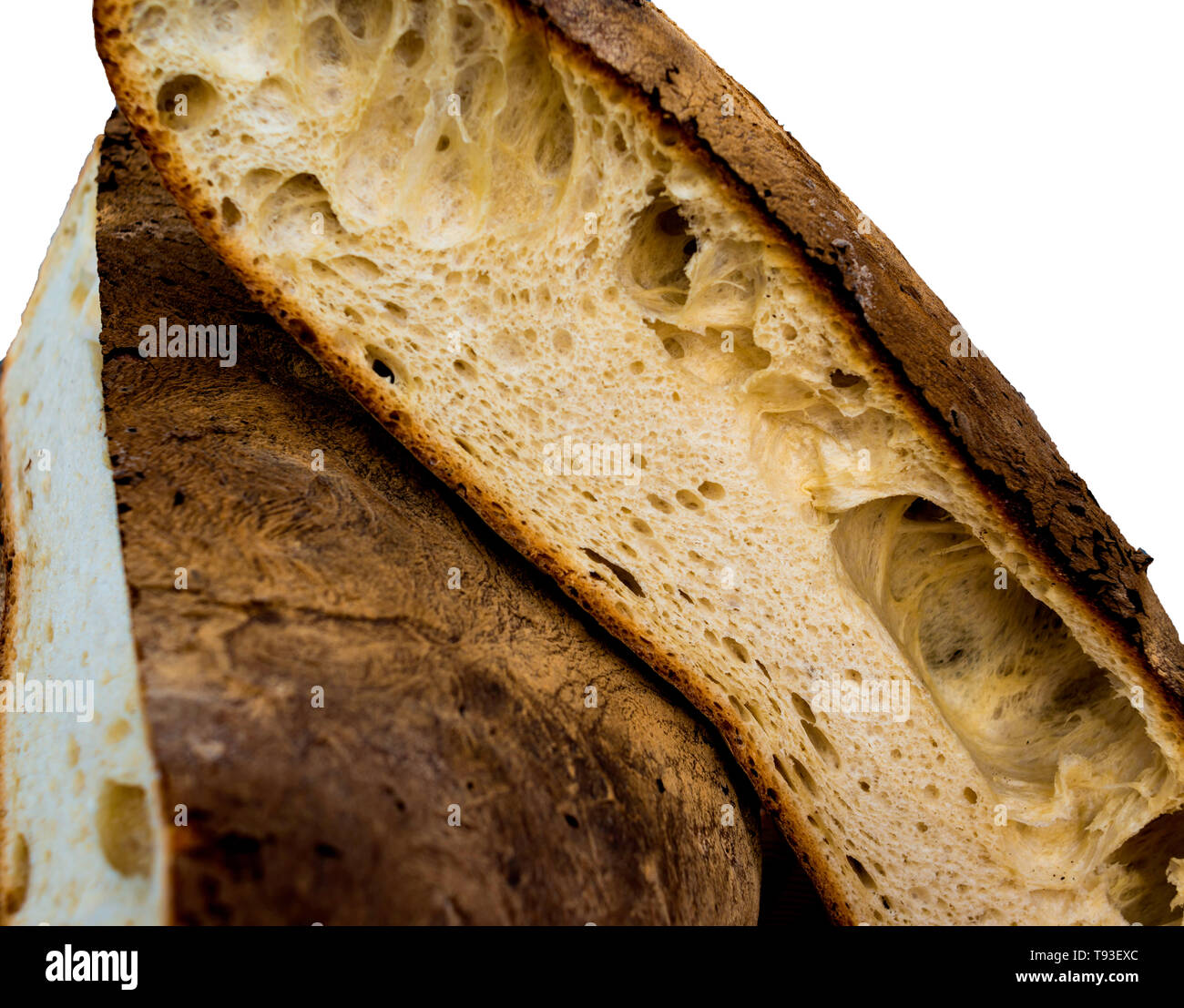 Pan de grano entero fresco de Apulia cortado por la mitad sobre fondo blanco. Foto de stock