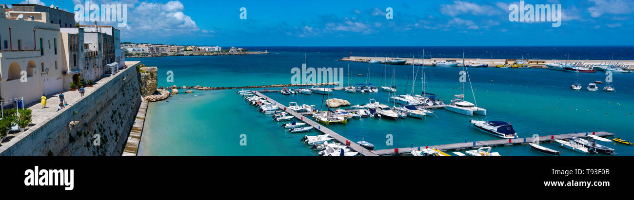 Otranto, Italia - 19.05.2018: Panorama de la pequeña ciudad de Otranto, Apulia - Italia Foto de stock