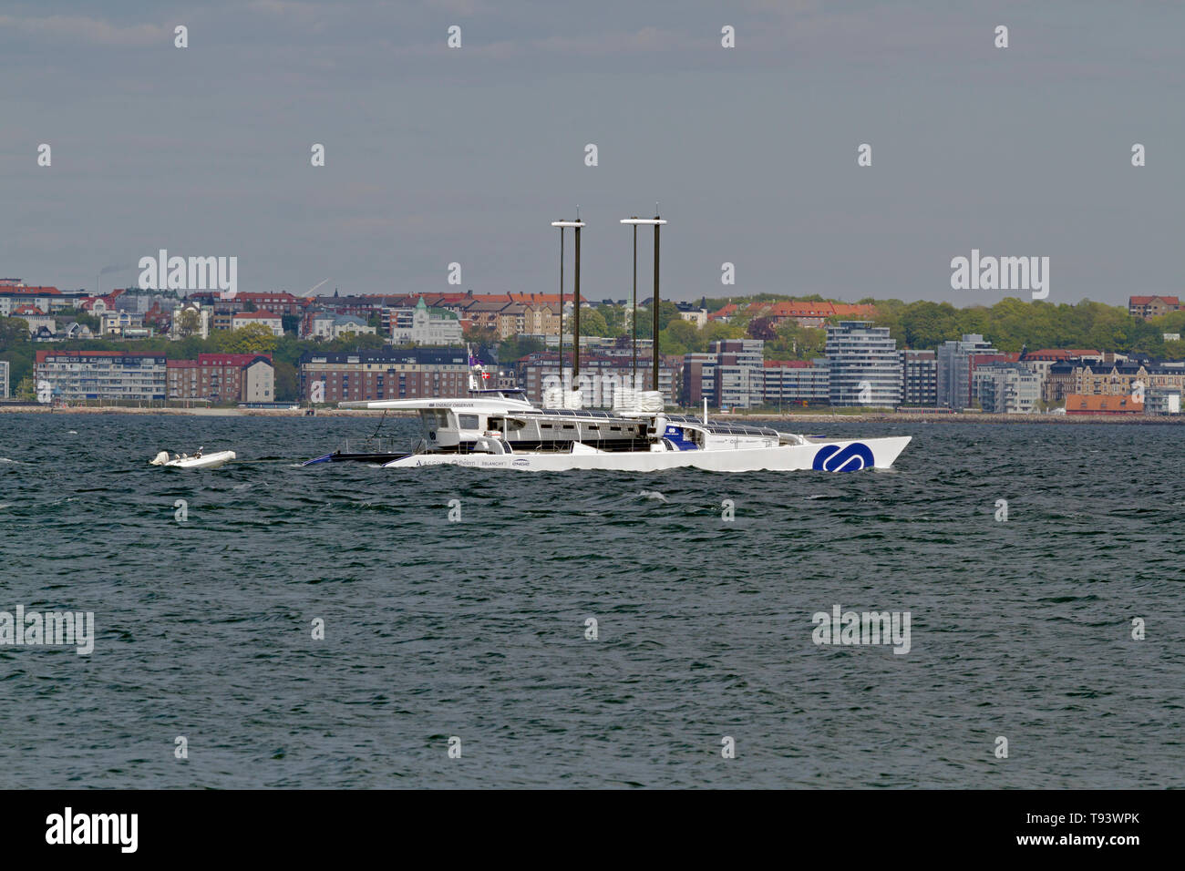 El OBSERVADOR DE ENERGÍA eólica, solar e impulsada por hidrógeno en el Sound Øresund, al norte de Elsinore en su odisea alrededor del mundo, se dirigió a Copenhague. Foto de stock