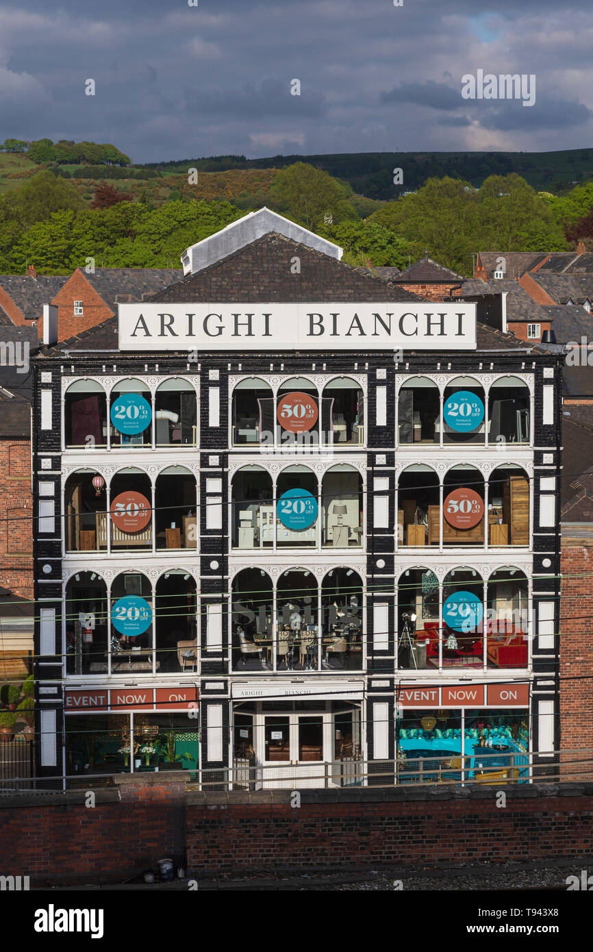 Famosa fachada eduardiana de Arighi Bianchi tienda de muebles en  Macclesfield Fotografía de stock - Alamy
