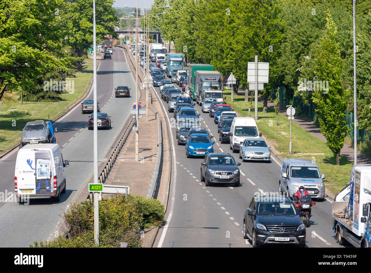 Colas de tráfico en la A127 hacia Southend on Mar, Essex, Reino Unido en un día soleado. Prince Avenue en el Bell junction. Carretera transitada. Hold up Foto de stock