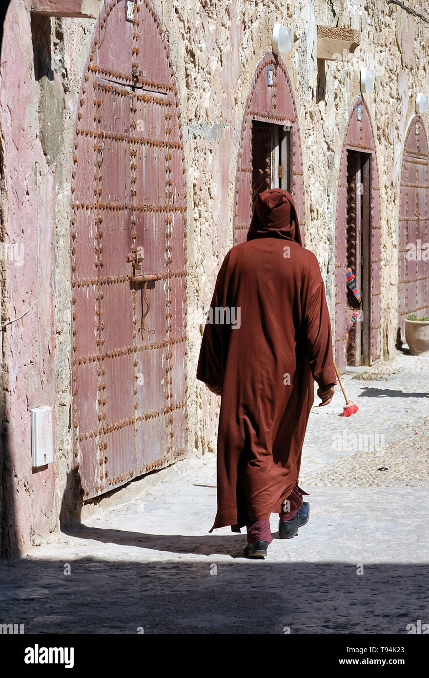 Hombre caminando de Marruecos, Marrakech, Marruecos Foto de stock