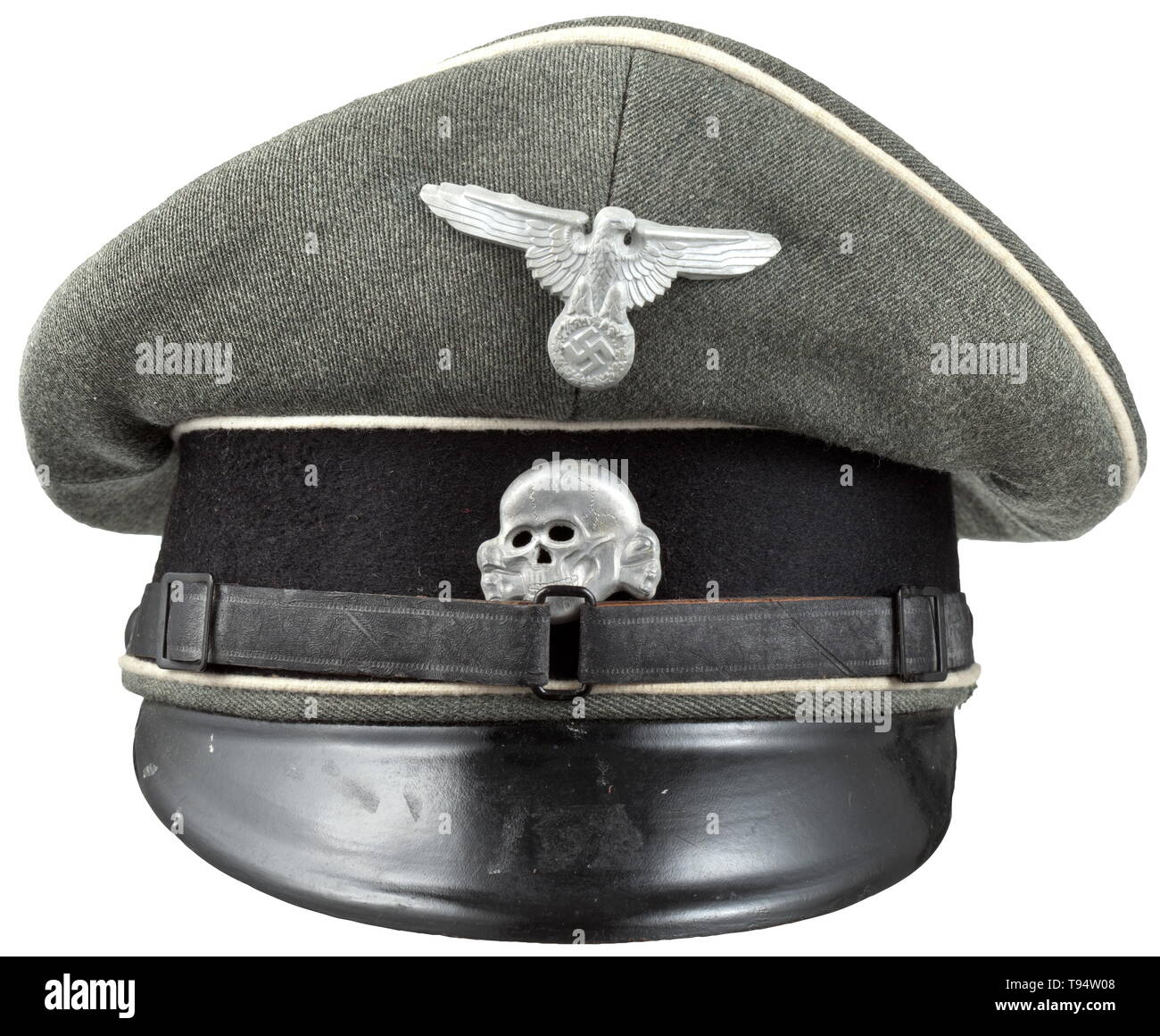 Un visor cap para alistados/suboficiales de las Waffen-SS tarde ejemplo  hechas de tela italiana saqueados de gabardine italiano (típico de la Waffen -SS posterior uniforme). Recortar la banda de paño negro, blanco, tuberías
