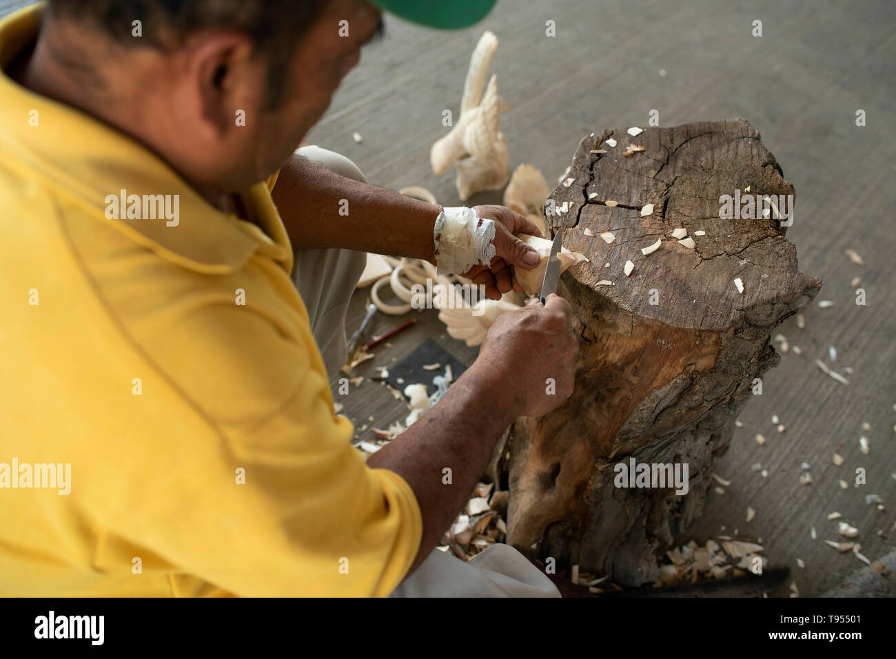 Hombre local talla en madera nativa (alebrijes de ensueño surrealista esculturas de madera). San Martín Tilcajete, Oaxaca, México. Apr 2019 Foto de stock