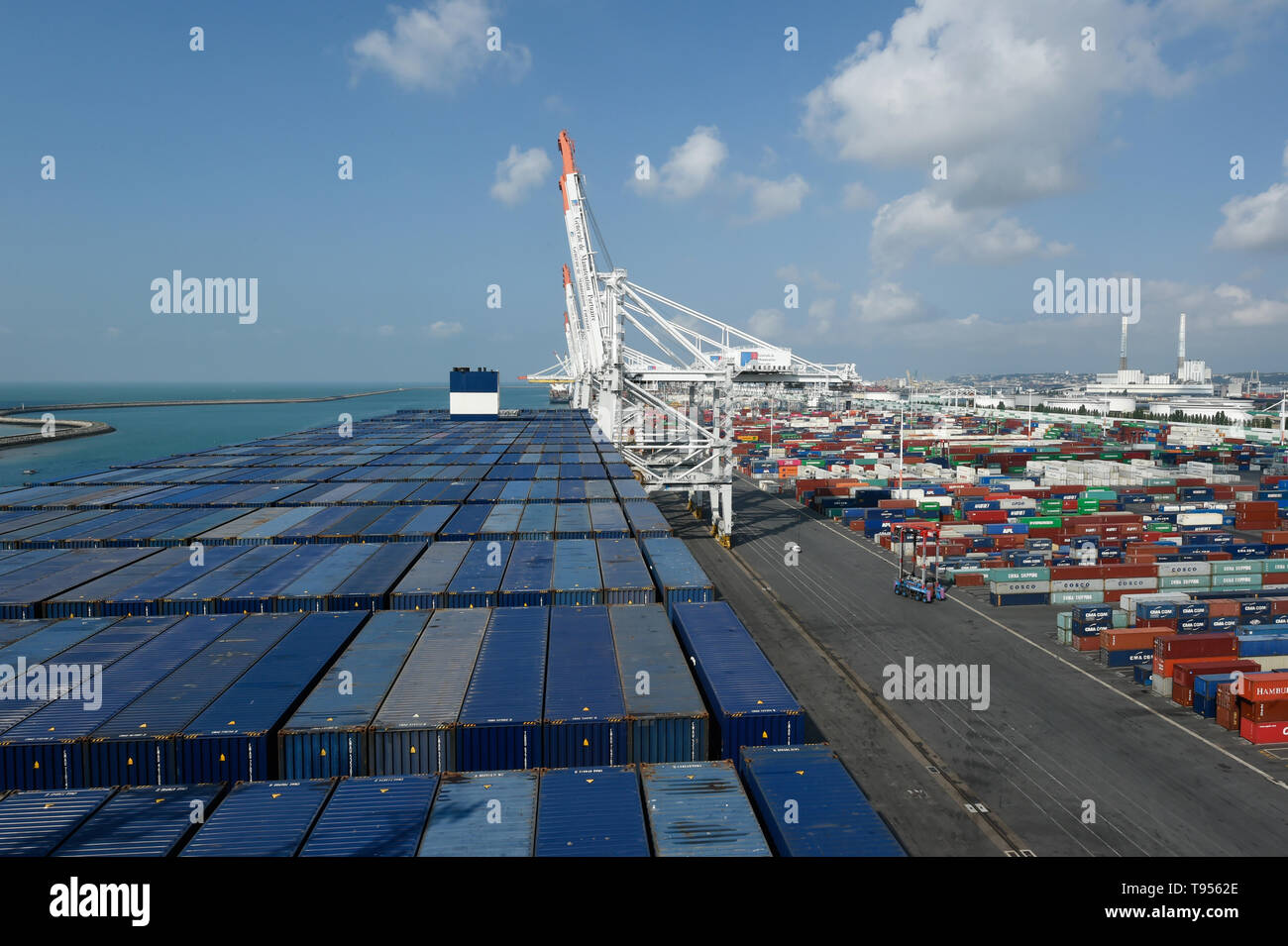 Le Havre (noroeste de Francia): buque portacontenedores CMA CGM Antoine de Saint-Exupery, Francia el mayor buque portacontenedores, aquí el muelle en el comm Foto de stock