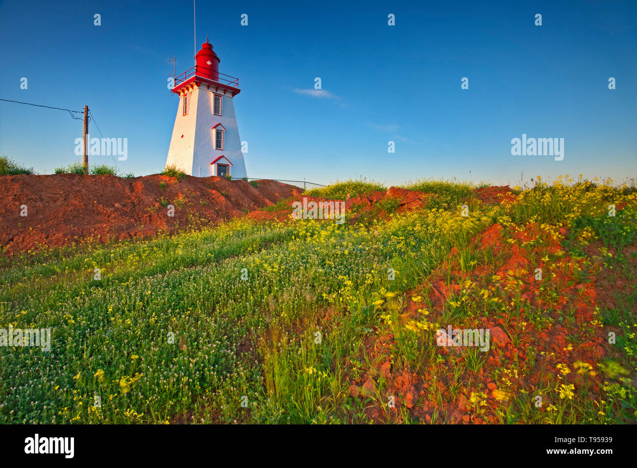 Souris East Lighthouse (histórico) por encima del acantilado en punto Knight. sunrise Souris Prince Edward Island de Canadá Foto de stock