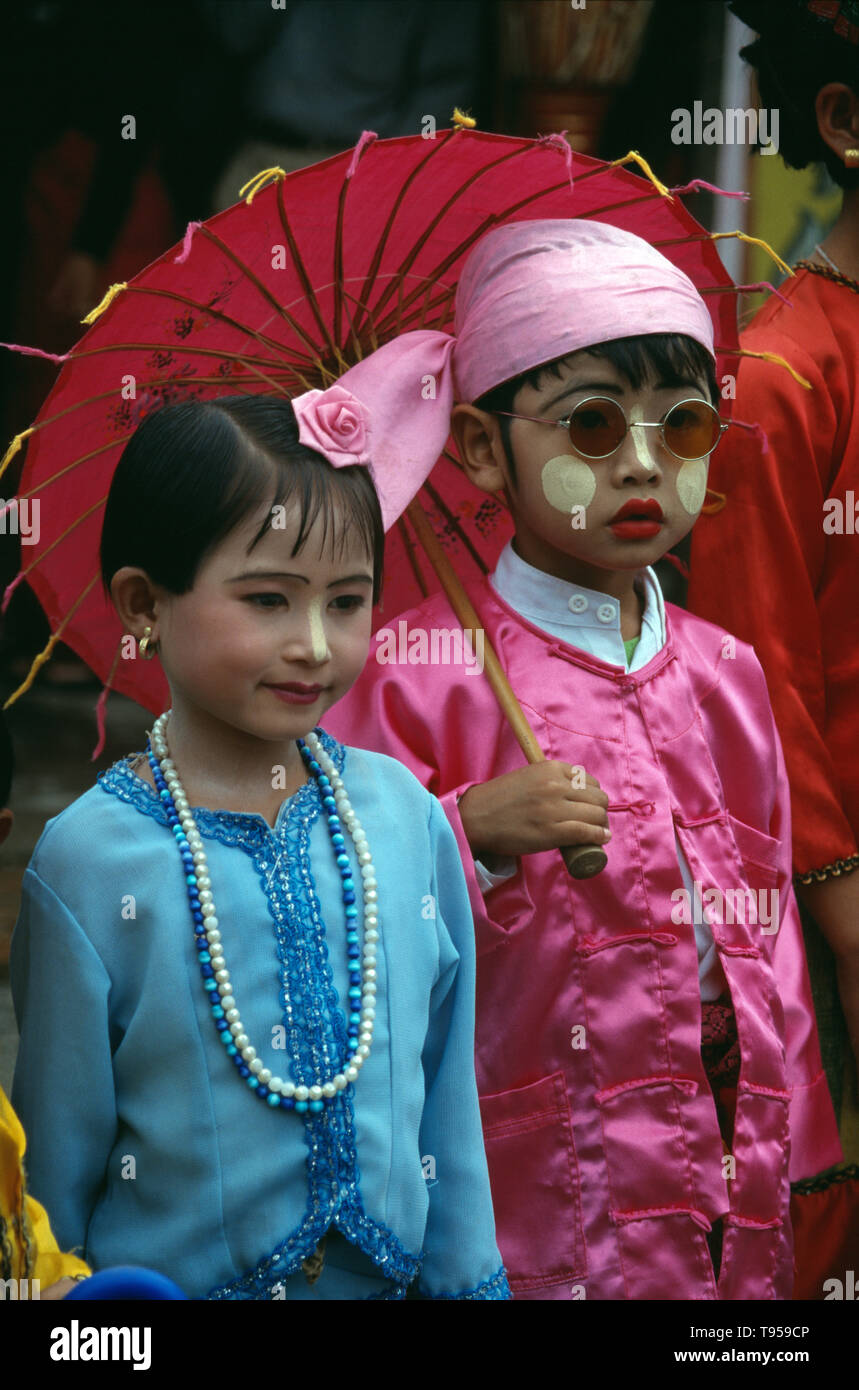 Myanmar. Namhkam. Los niños de la tribu Shan. Chico y chica pareja. Foto de stock