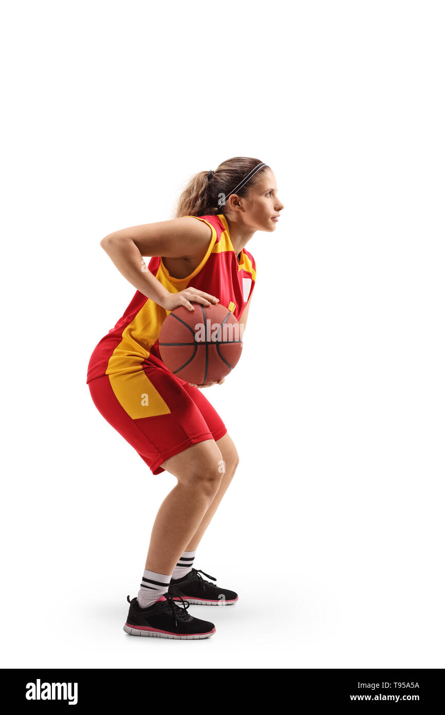 Perfil de longitud completa la foto de un jugador de baloncesto femenino pasando un balón aislado sobre fondo blanco. Foto de stock