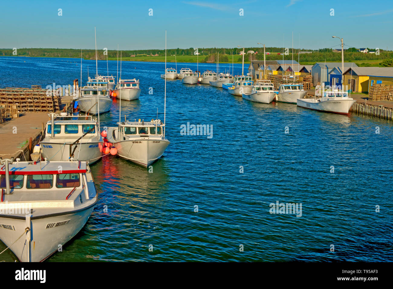 Los barcos de pesca en pueblo costero norte Lago Prince Edward Island de Canadá Foto de stock