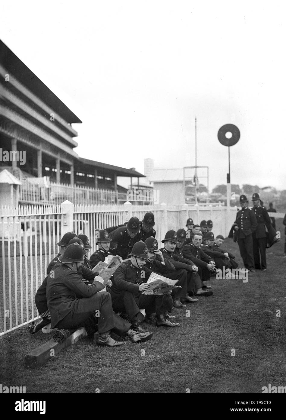 Policías británicos buscando racing consejos en el Derby de Epsom carreras en junio de 1932 Foto de stock