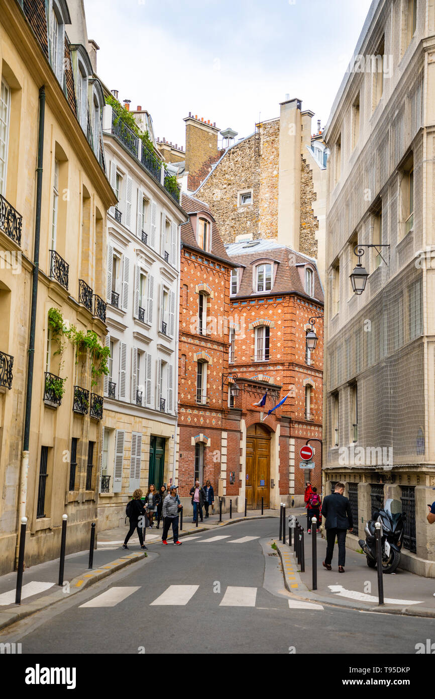 París, Francia - 24.04.2019: Old Street, en París, Francia. Acogedor paisaje urbano de París. Arquitectura y monumentos de París. Foto de stock