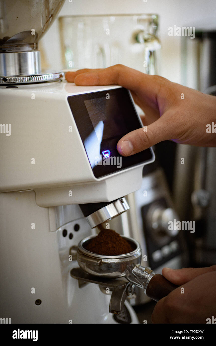 Vierta los frijoles y pulsar un botón. Barista moler café con máquina de  café. Café recién molido en portafilter. Molinillo de café tostado de  molienda Fotografía de stock - Alamy