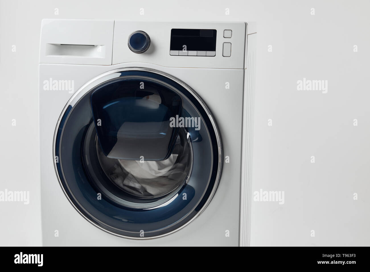 Lavadora Moderna Con Pantalla En Negro Sobre Gris Aislado Fotografia De Stock Alamy