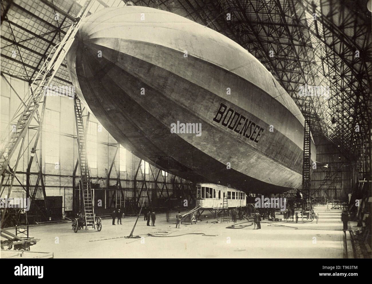 Dirigible rígido de Bodensee. Fedele Azari, Italiano (1895 - 1930); Italia; 1919 - 1921; Gelatina de plata imprimir. El Bodensee fue una aeronave de transporte de pasajeros construido por Luftschiffbau Zeppelin en 1919 para operar un servicio de pasajeros entre Berlín y Friedrichshafen. Foto de stock
