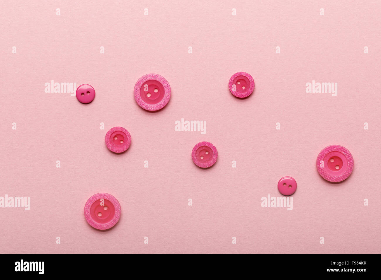 Vista superior de botones de ropa redondo aislado en rosa Foto de stock