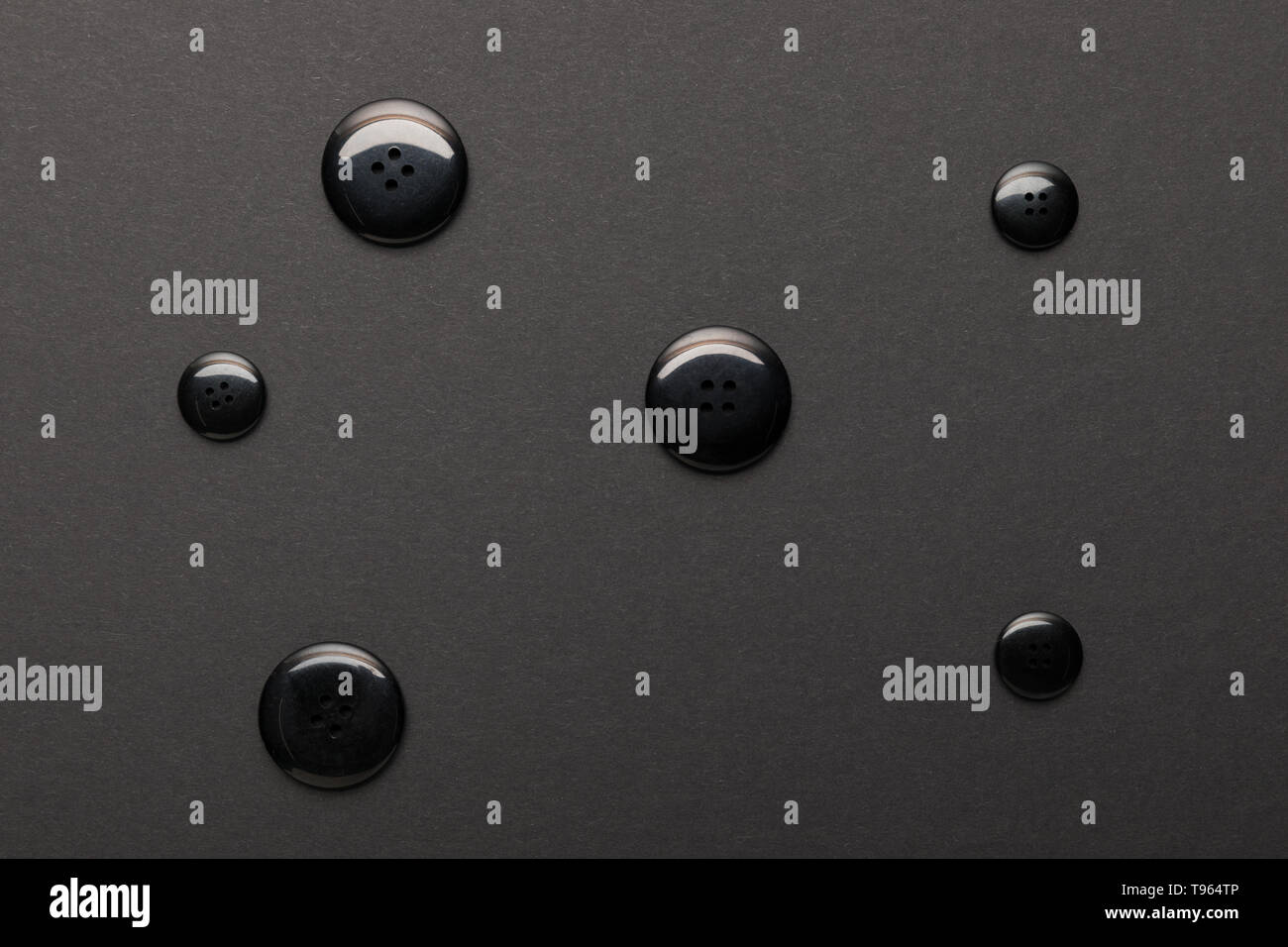 Vista superior de botones de ropa aislados en negro Foto de stock