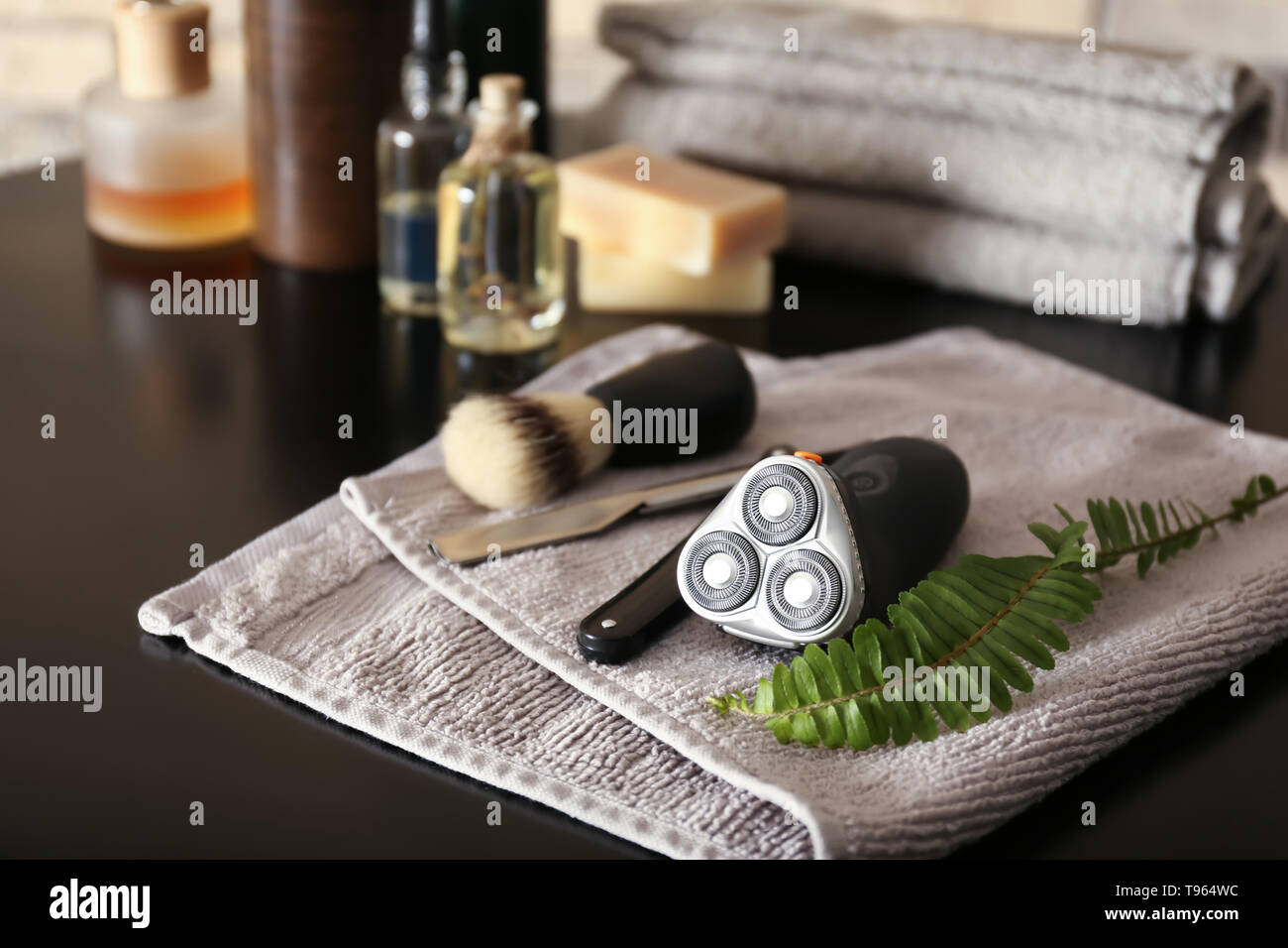 Accesorios de afeitado para hombres en el cuadro oscuro Foto de stock
