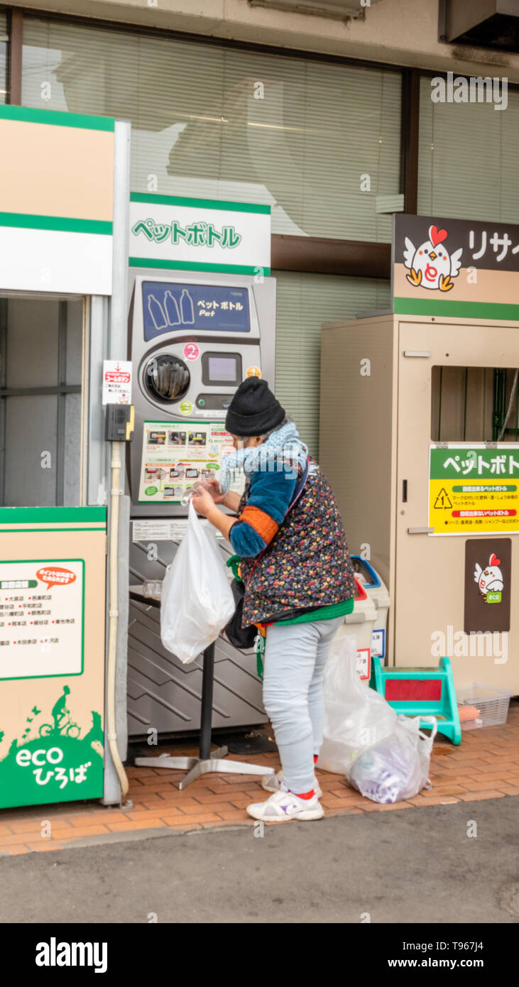 En Tochigi, Japón - Febrero 5, 2019: la mujer no identificada ordenar botellas de plástico reciclado de botellas máquina fuera un supermercado en Tochigi. Este mach Foto de stock