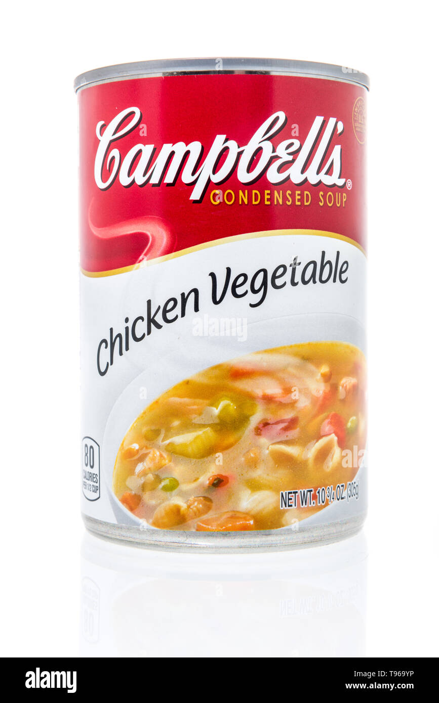 Winneconne, WI - 10 de mayo de 2019 : una lata de sopa de pollo Campbells  vegetatable sobre un fondo aislado Fotografía de stock - Alamy