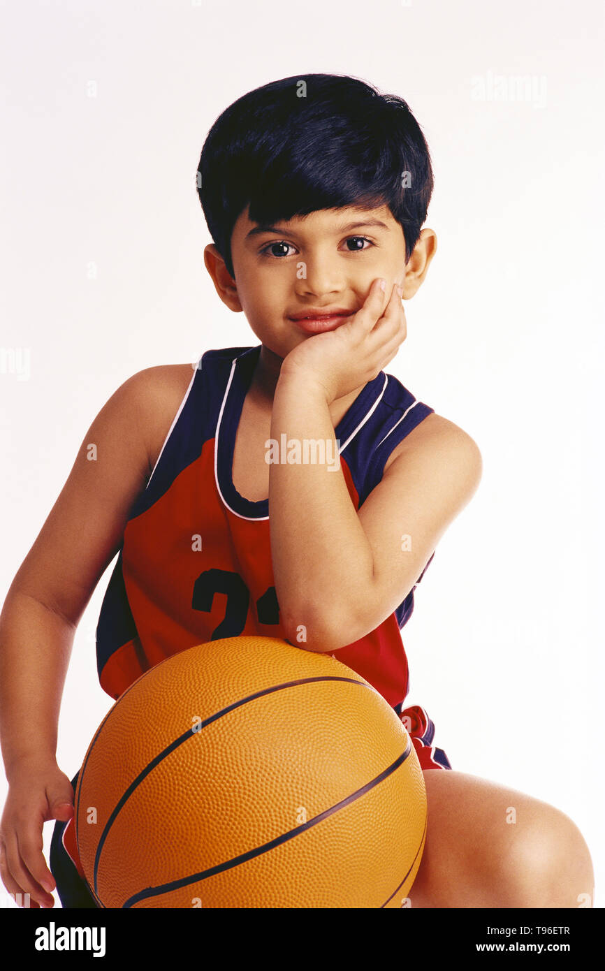 Retrato de UN JUGADOR DE BALONCESTO CON BASKETBALLL vistiendo traje