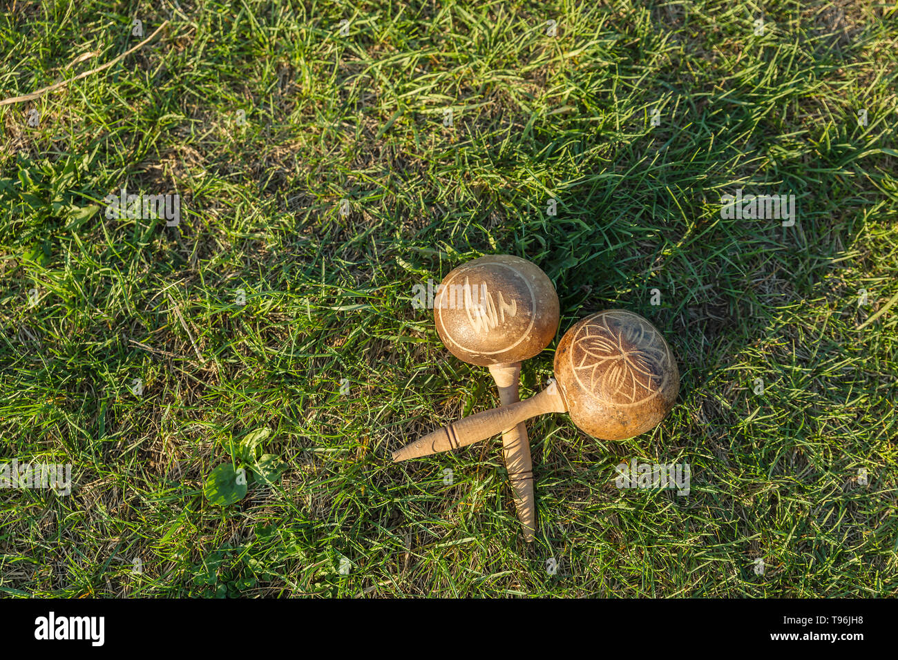 Maracas cubanas. Instrumentos musicales tradicionales hechas de materiales naturales, acostarse