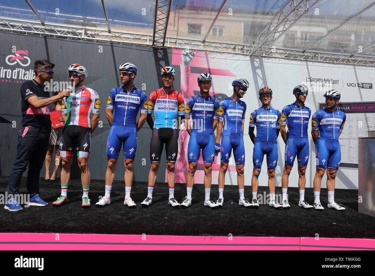 Cassino, Italia - 16 maggio 2019: Il team Deceuninck Quick Step con Elia Viviani sul della sesta tappa podio del Giro d'Italia centoduesimo Cassino-San Giovanni Rotondo Foto de stock