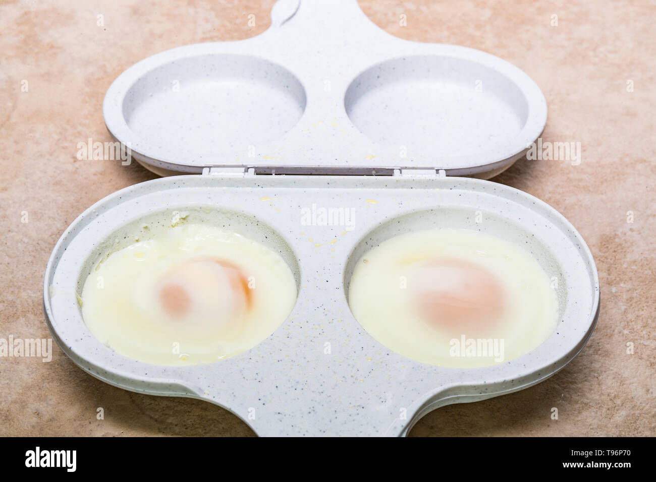 Dos microondas huevo cocina con dos huevos cocidos Fotografía de stock -  Alamy