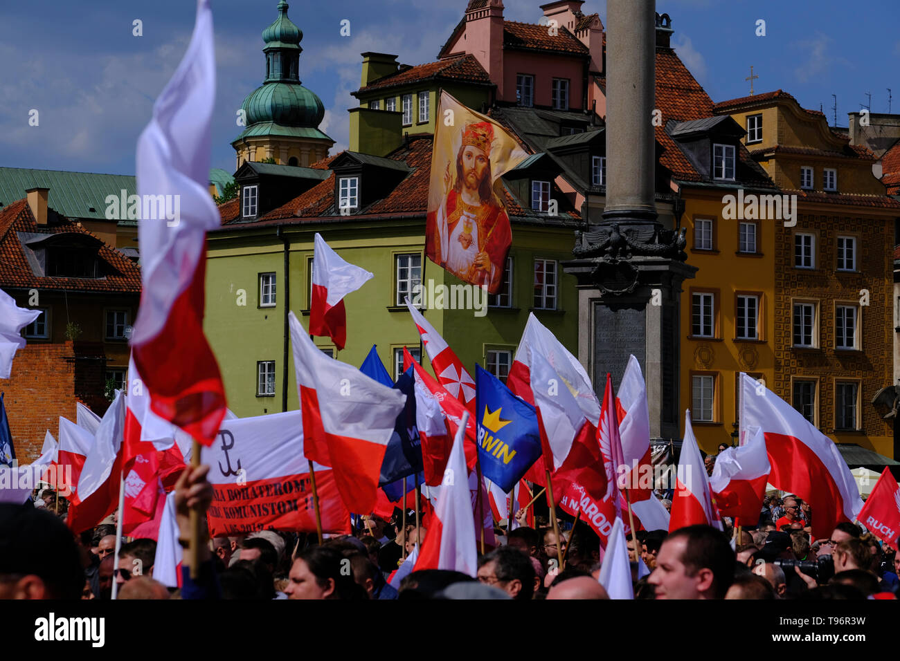 Anti UE manifestación organizada por grupos de extrema derecha, en el 15º aniversario de la adhesión a la UE de Polonia hace 15 años, se unió a la UE de Polonia, Varsovia, Polonia Foto de stock
