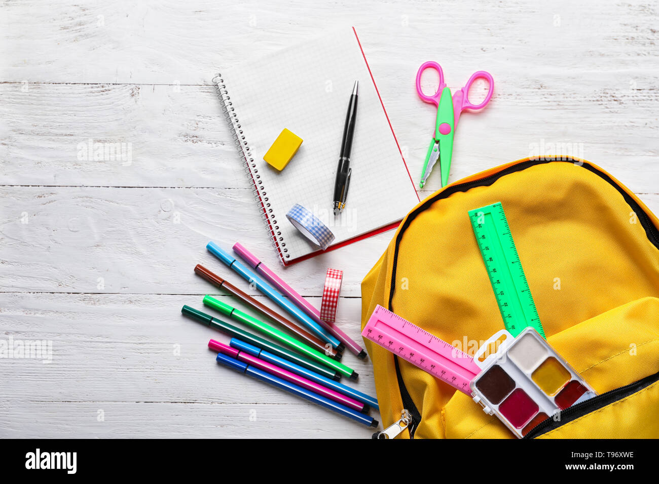 Composición con mochila y útiles escolares fondo vista superior Fotografía stock - Alamy