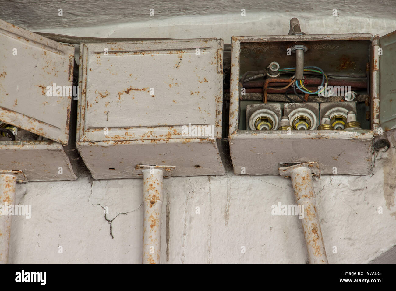 Caja De Enchufes Eléctricos Gris Montada En La Pared Fotos, retratos,  imágenes y fotografía de archivo libres de derecho. Image 151173795