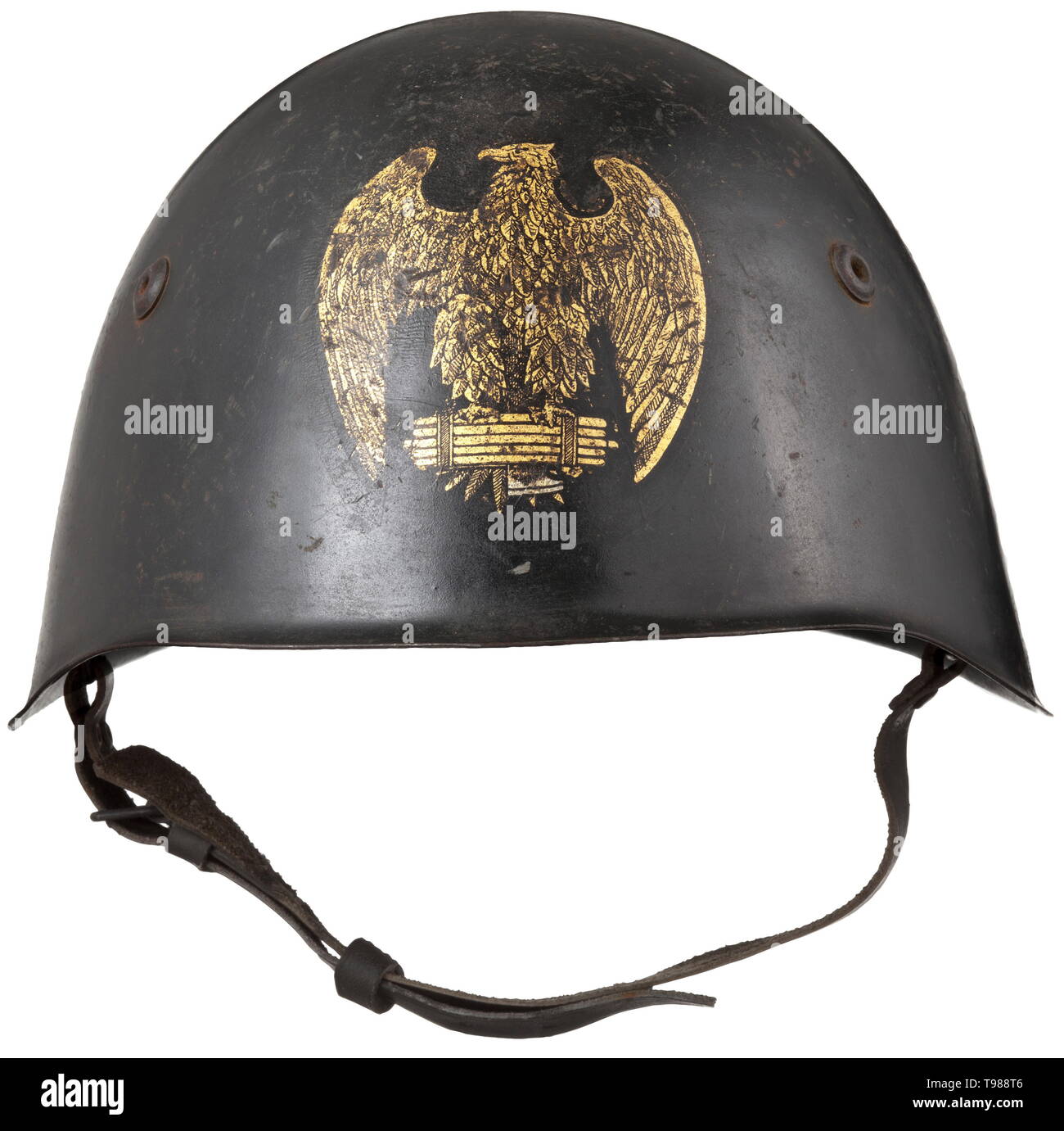 Un casco M 33 para del M.V.S.N. los fascistas italianos (Blackshirts) el cráneo acabado negro típico, el anverso con estampado dorado para generales. Forro de cuero marrón claro