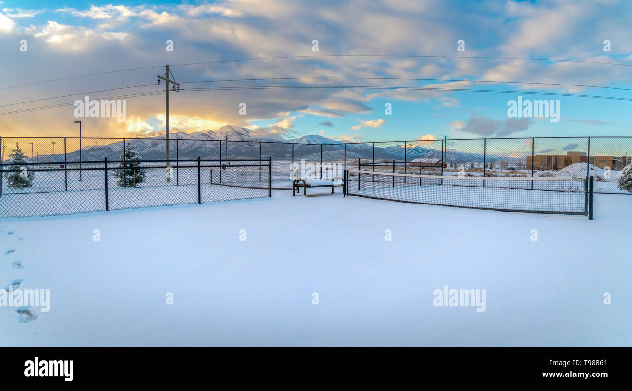 Canchas de tenis en un paisaje cubiertos de nieve durante la temporada de invierno Foto de stock