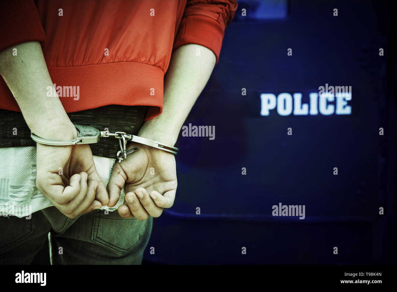 Un hombre es detenido y esposado por la policía. La aplicación de la ley, la detención, el concepto de delito. Foto de stock