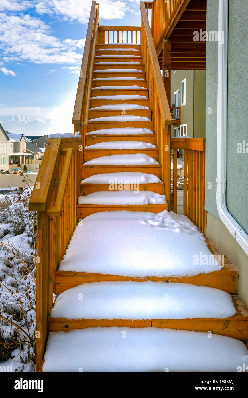 Escalera de madera en el exterior de una casa cubierta de nieve durante la de invierno Fotografía stock - Alamy