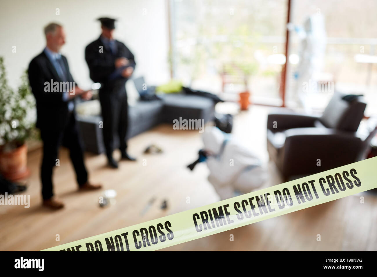 La policía forense investiga la escena de un crimen tras un crimen Foto de stock