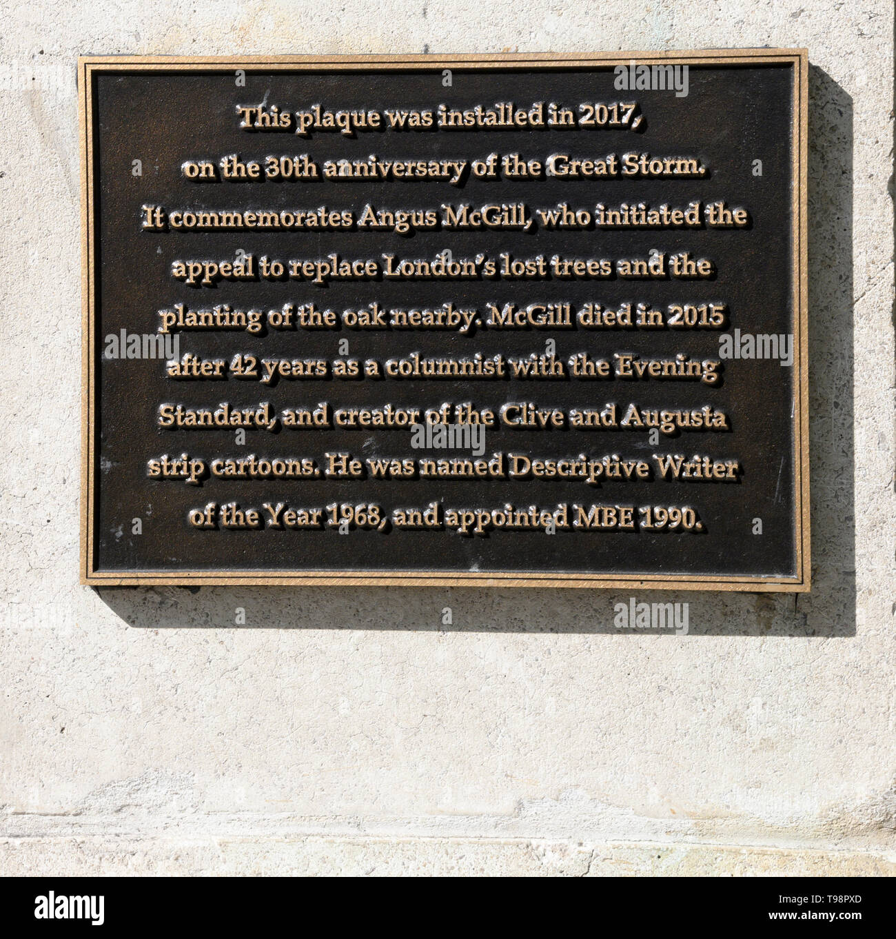 Placa conmemorativa en el Charing Cross, Londres, describiendo la gran tormenta de octubre de 1987, que golpeó el sureste de Inglaterra destrying miles de árboles. Foto de stock