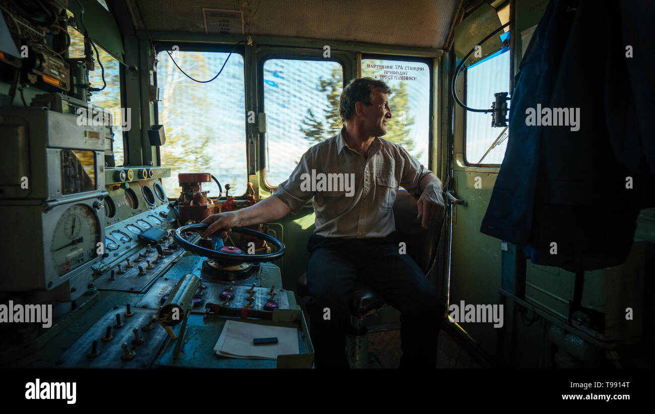 Conductor de locomotora, Ferrocarril Transiberiano en el lago Baikal, en Siberia, Rusia Foto de stock