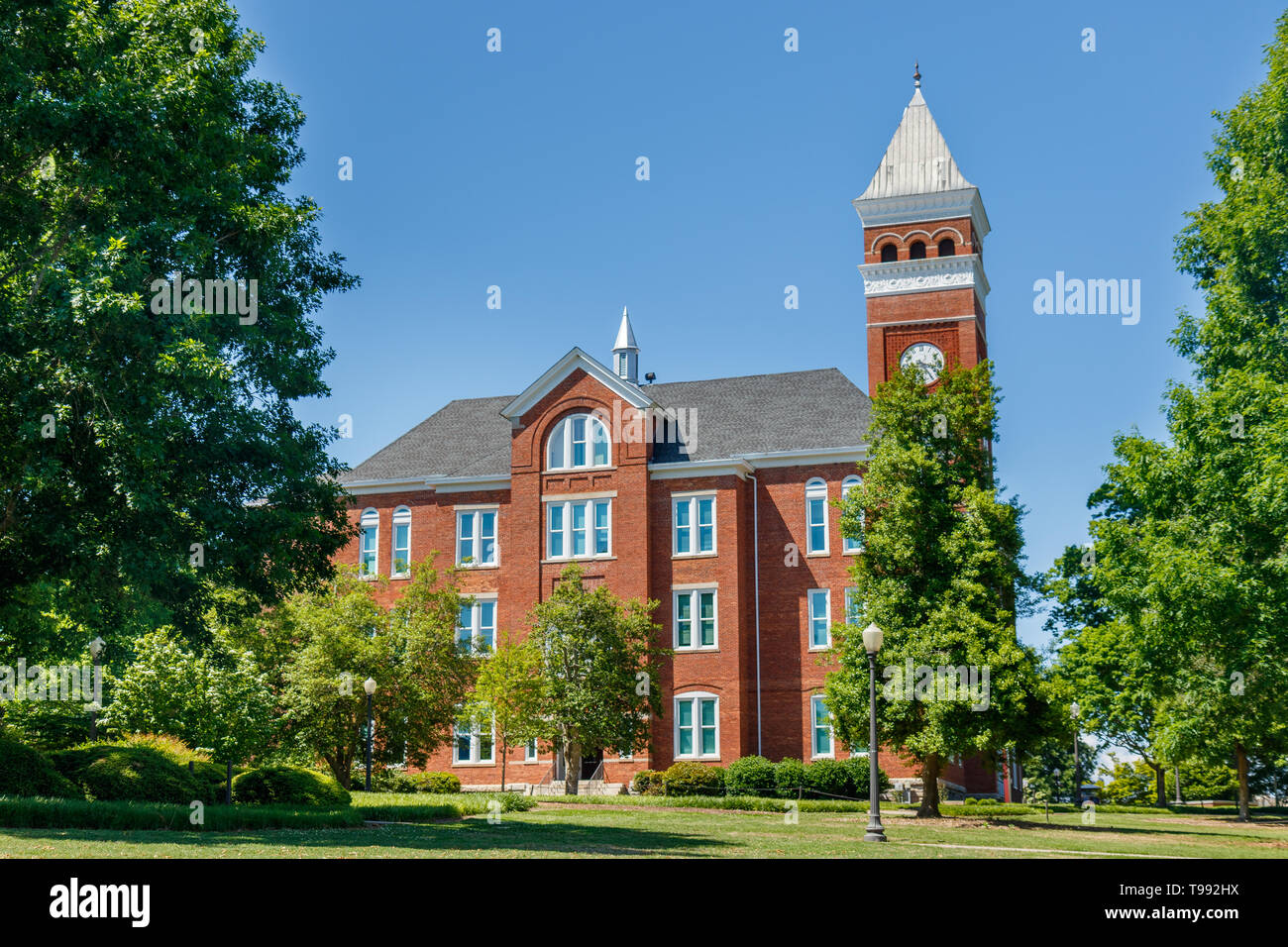 CLEMSON, SC, USA - 2 de mayo: Tillman Hall en la Universidad de Clemson en Mayo 2, 2019 en Clemson, Carolina del Sur. Foto de stock