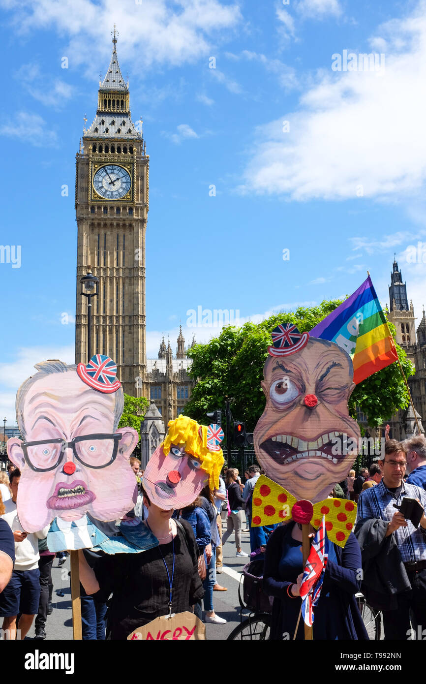 Pancartas mostrando caricaturas de Michael Gove, Boris Johnson, y Nigel Farage en un mitin pro-UE en Londres, Inglaterra, el 2 de julio, 2016. Foto de stock