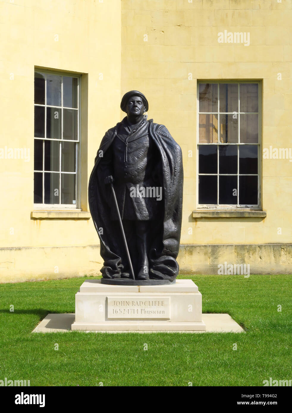 Una estatua de John Radcliffe (1652-1714) se levanta sobre el césped fuera el antiguo observatorio que lleva su nombre en Woodstock Road en la ciudad universitaria de Foto de stock