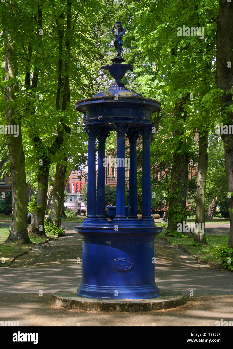 Azul, fuente de agua en Victoria St. Pancras Old Church, Londres Foto de stock