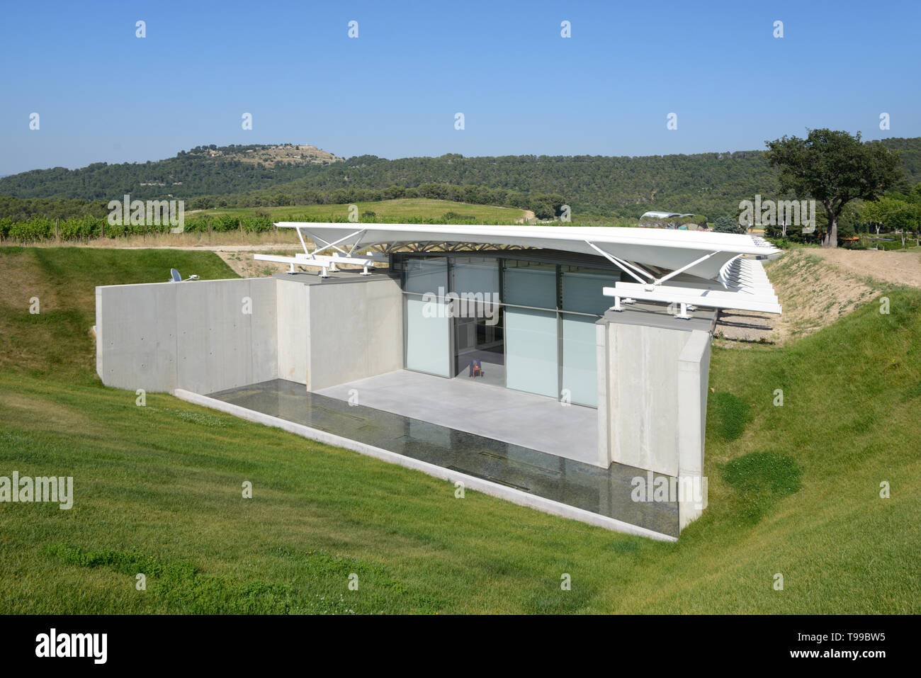 Pabellón de Exposiciones modernista por Renzo Piano, construido en 2017, el  Domaine o Château La coste en Le Puy-Sainte-Réparade Provence Francia  Fotografía de stock - Alamy