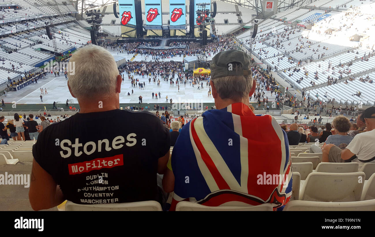 Los fans de la música rock de los Rolling Stones, uno cubierto con la bandera Union Jack, espere el comienzo de un concierto de los Rolling Stones durante el legendario grupo ningún filtro Tour en el Velódromo de Marsella (26 de junio de 2018) Foto de stock