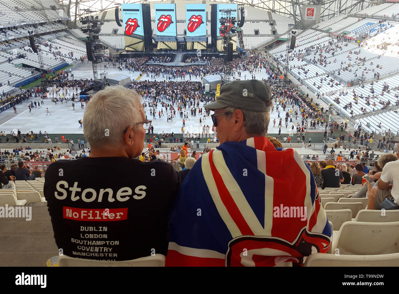 Los fans de la música rock de los Rolling Stones, uno cubierto con la bandera Union Jack, espere el comienzo de un concierto de los Rolling Stones durante el legendario grupo ningún filtro Tour en el Velódromo de Marsella (26 de junio de 2018) Foto de stock