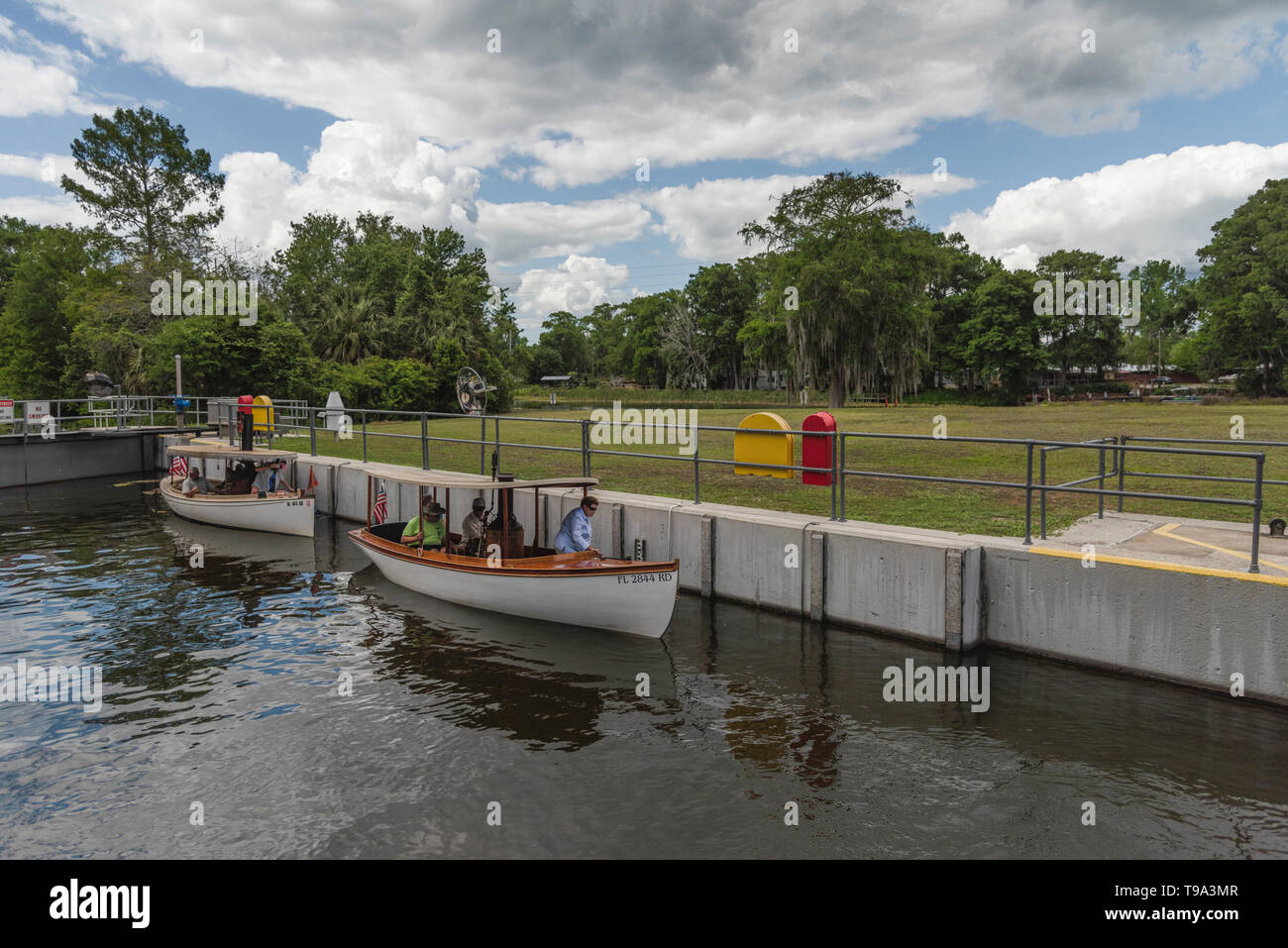 Barcos de vapor saliendo del bloqueo de navegación Burrell y presa ubicada sobre la Haines Creek en Leesburg, Florida, EE.UU. Foto de stock